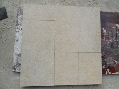 Bodenpflaster mit französischem Muster, europäischer klassischer Typ, beigefarbener Kalkstein, geschliffen oder gestockt